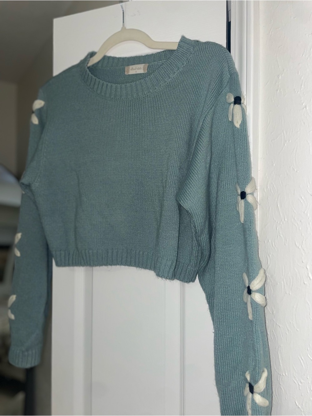 Alter’d State Blue Daisy Sleeve Cropped Sweater Size Small - Picture 2 of 5